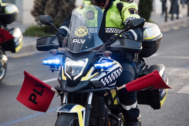 Photographie en gros plan de la police locale en moto pour contrôler la sécurité de la course internationale Concept de sécurité lors d'une compétition internationale