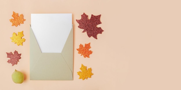 Photographie d'en haut d'une enveloppe artisanale avec des feuilles de carte vierges à proximité
