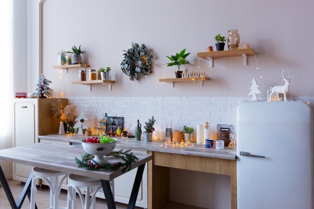 photographie d'intérieur, chambre avec décor de Noël, sapin de Noël et mobilier