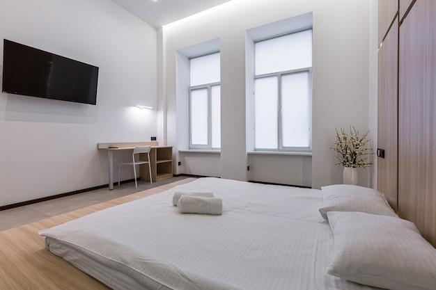 Photographie d'intérieur, chambre moderne combinée avec salle de bain, en blanc