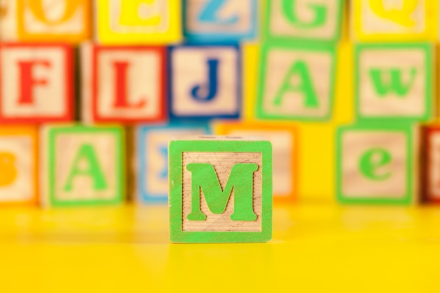 Photographie de la lettre de bloc en bois colorée M