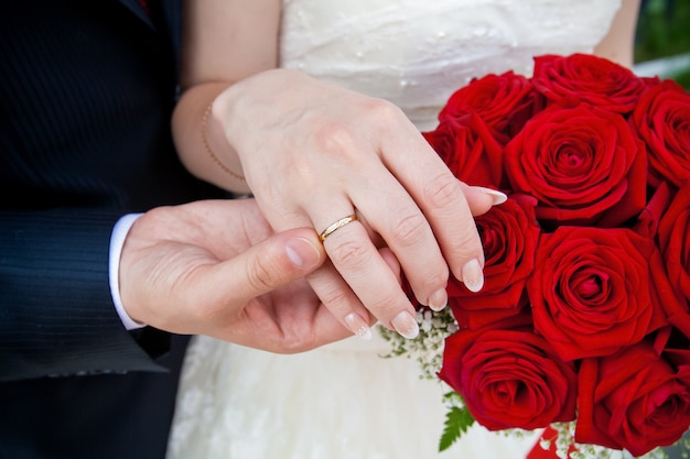 Photographie de mariage d'un jeune couple d'amoureux qui viennent de se marier