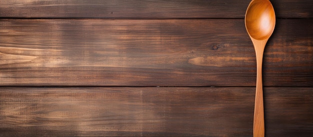 La photographie mobile capture une cuillère en bois posée sur une table en bois