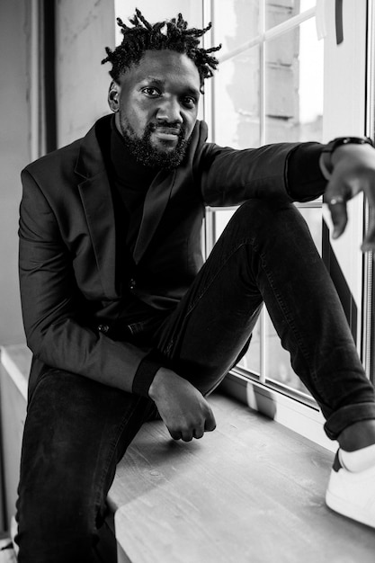 Photographie noir et blanc portrait de jeune homme afro-américain à la mode