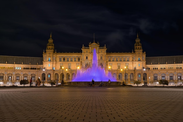 Photographie de nuit de la plaza de espana à séville