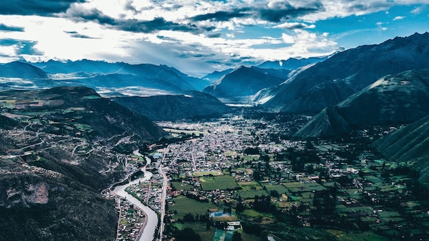 Photographie par drone d'une ville de la Vallée Sacrée des Incas dans la ville de Cusco