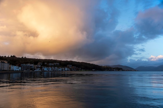 Photographie de paysage du ciel de la baie de la mer du littoral