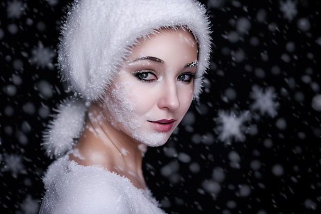 Photographie Portrait d'hiver d'une femme couverte de neige Blizzard fashion shot