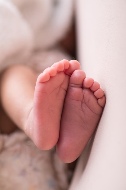 Photo photographie de portrait des petits pieds d'un nouveau-né