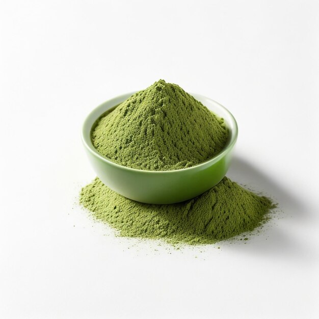 Photographie d'une poudre de matcha verte de haute qualité sur un fond blanc