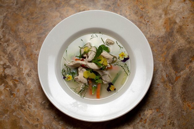 Photographie de soupe sur une table en marbre