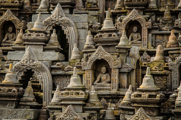 Photographie d'une statue de Bouddha dans le temple indonésien de borobudur