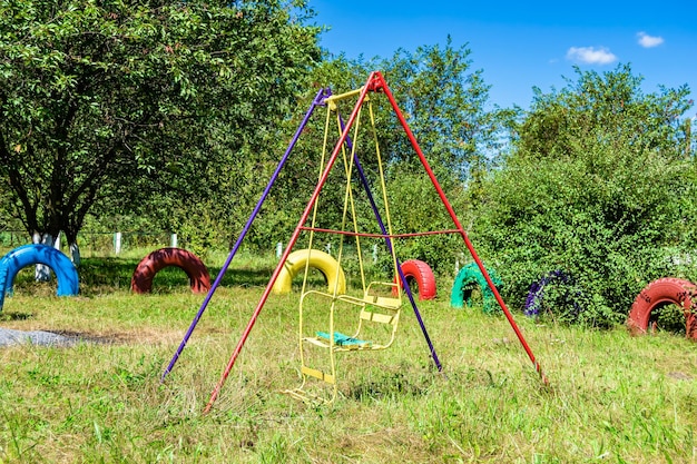 Photographie sur le thème aire de jeux vide avec balançoire en métal pour les enfants