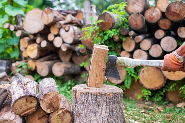 Photographie sur le thème grande hache en acier avec manche en bois