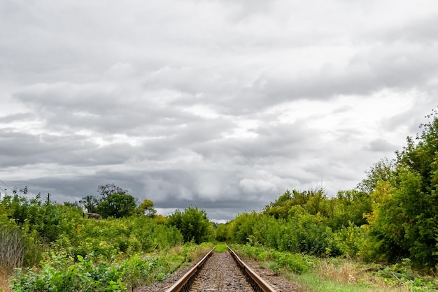 Photographie sur le thème de la voie ferrée après le passage du train sur le chemin de fer