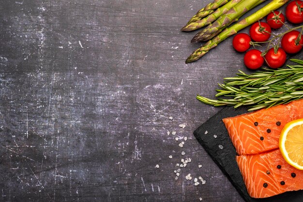 Photographie vierge de saumon cru et de légumes