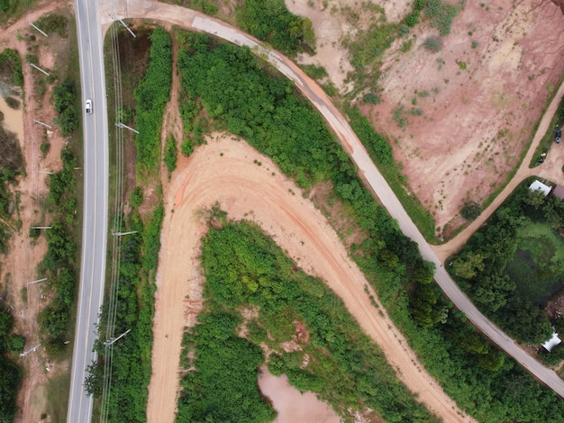 Photographies aériennes de drones route rurale sinueuse