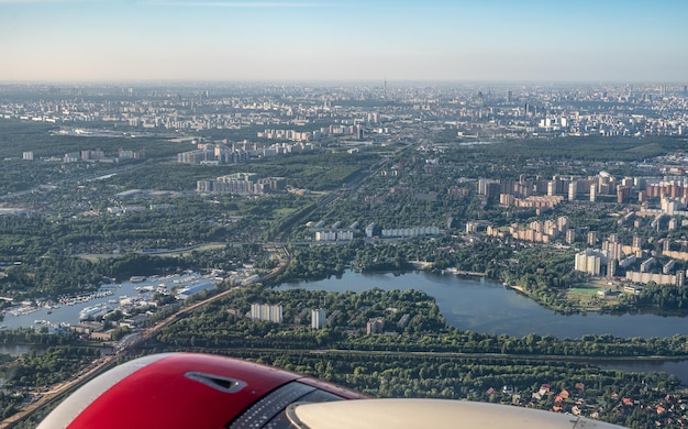 Photographies aériennes d'une grande ville depuis une fenêtre d'avion Vue sur la ville moderne depuis la fenêtre d'un avion