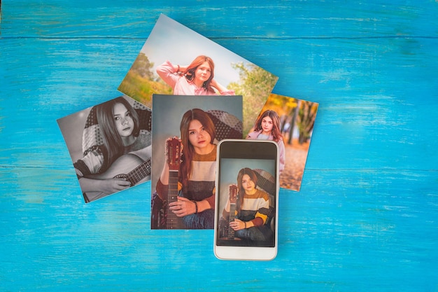 Photographies couleur d'une jeune fille et d'un téléphone portable avec son image sur une table en bois bleue.