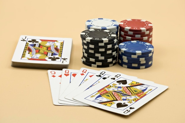 Photographies de jeux de poker sur fond orange