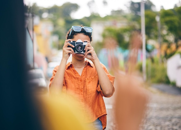 Photographiez des amis et des femmes en ville pour voyager en vacances, aventures et vacances le week-end. Un signe de paix et des femmes prennent des photos pour des souvenirs sur les réseaux sociaux et des liens en ville.