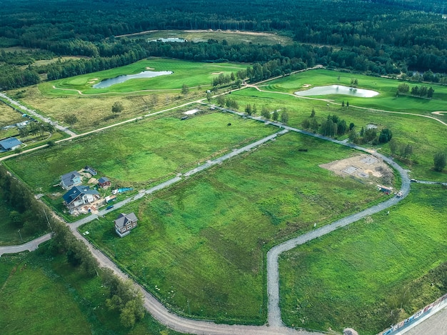 Photos aériennes du club de golf, pelouses vertes, forêts, tondeuses à gazon