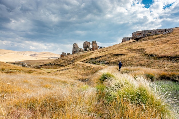 Photos du Lesotho Une vue sur les rochers et un marcheur solitaire sur un sentier dans le parc national de Sethabathebe
