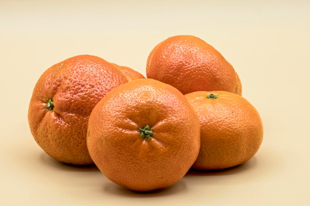 Photos de fruits mandarine sur fond orange