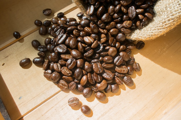 Photos de grains de café et des sacs sur le plancher en bois