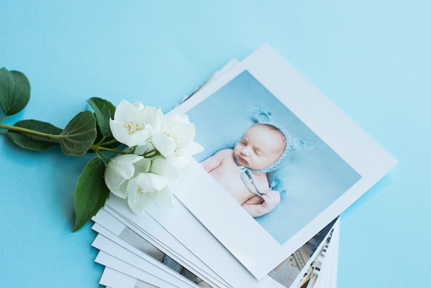 Photos imprimées, cartes cadres, sur fond bleu avec une fleur blanche. Photo de famille