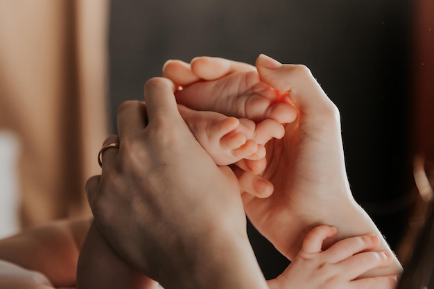 Photos maison d'une jolie fille prises dans la chambre de ses parents alors qu'elle joue avec maman allongée sur le lit