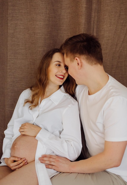 Photos de maternité d'un couple en studio