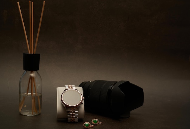 Photos d'une montre intelligente avec d'autres compléments pour les exposants de bijoux