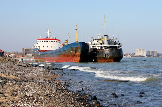 Photos de navires lancés par une tempête au bord de la mer près d'Odessa