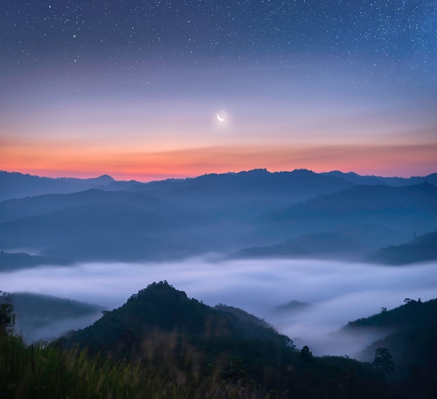 Photos de paysages des attractions de la province de Yala, dans le sud de la Thaïlande Toute la voie lactée Belle brume matinale, idéale pour voyager.