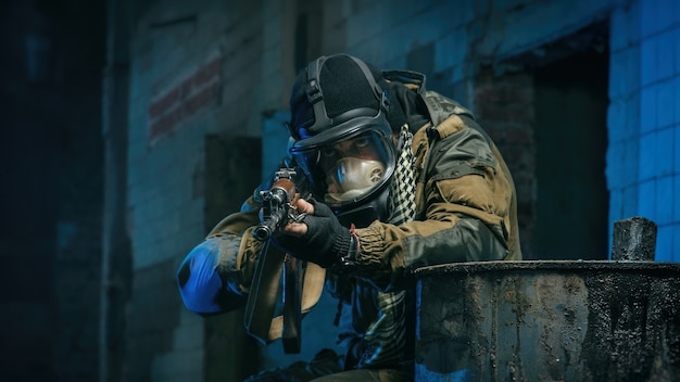 Photos de personnes en uniforme avec des armes à feu