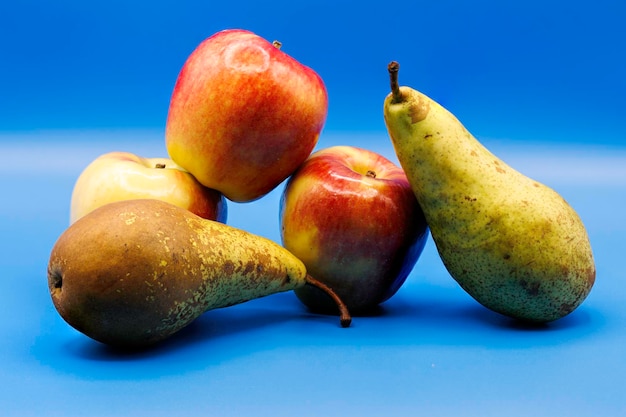 Photos de pommes et de poires sur fond bleu