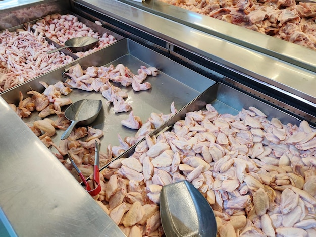 Photos de porc et de poulet frais dans un supermarché