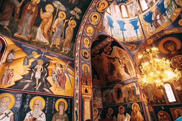 Photos de la vie des saints sur les murs du monastère d'ostrog monténégro