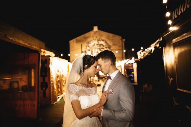 Photosession de nuit des mariés dans la vieille ville de Cracovie,