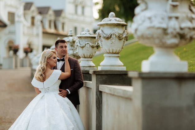 Photoshoot de mariage beau couple mariée et le marié long voile et robe blanche sur fond de montagnes cérémonie du lac luxe belle journée ensoleillée