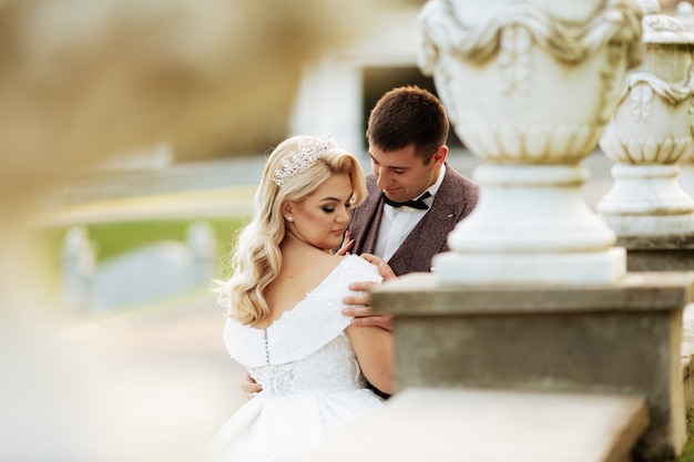 Photoshoot de mariage beau couple mariée et le marié long voile et robe blanche sur fond de montagnes cérémonie du lac luxe belle journée ensoleillée