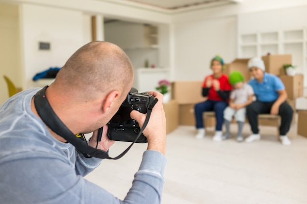 Photoshooting avec des modèles d&#39;enfants au studio comme nouvelle maison