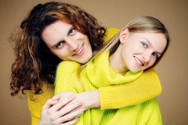 Photoshot du jeune beau couple amoureux étreignant. Guy a dit à quel point il était chanceux d'avoir une telle intelligence et