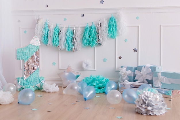 Photozone Joyeux anniversaire. Décor festif avec confettis, cadeaux, guirlande de pompon.