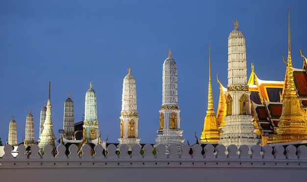 Photo phra atsada maha chedi ou 8 prangs dans le grand palais avec beauté le soir, bangkok, thaïlande