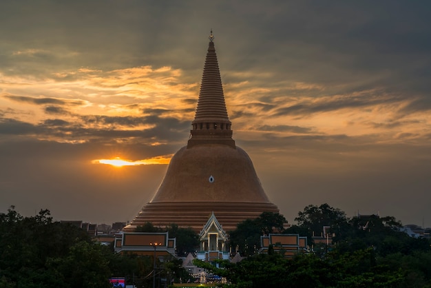 Phra Pathommachedi Stupa situé dans le Wat Phra Pathommachedi Ratcha Wora Maha Wihan au crépuscule, province de Nakhon Pathom, Thaïlande