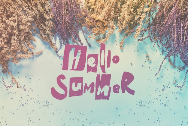 Phrase HELLO SUMMER sur un bouquet d&#39;herbes sèches