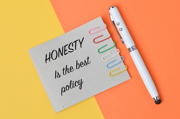 Phrase L'honnêteté Est La Meilleure Politique écrite Sur Une Note De Service