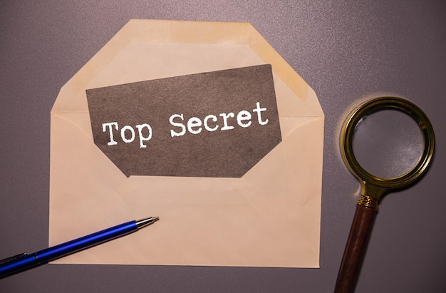 Une phrase top secrète sur une enveloppe brune.